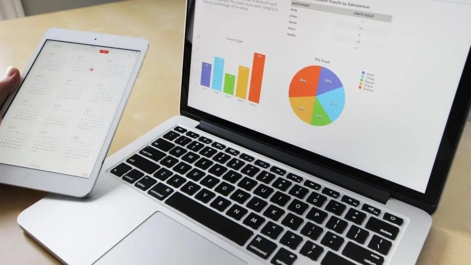 Dizüstü bilgisayarda renkli grafikler ve yanında bir tablet