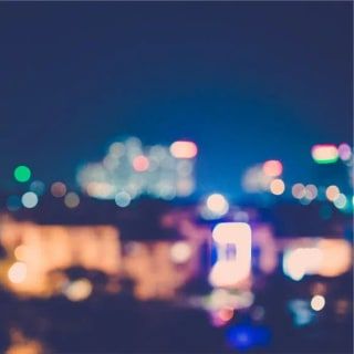 Gece bulanık görünen renkli şehir ışıkları