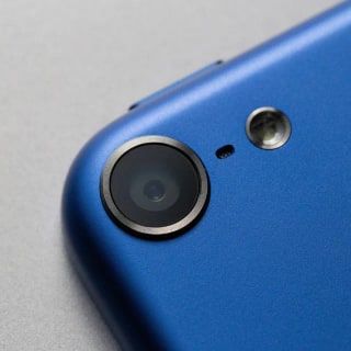 Mavi bir telefonun kamera merceğinin yakın çekimi